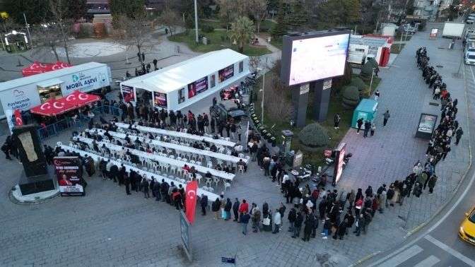 İzmit Belediyesinin Mobil Aşevi, bu sene de iftarda vatandaşları buluşturdu