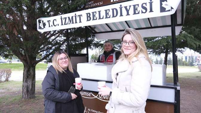 İzmit Belediyesinin mobil çorba ikramı final döneminde öğrencilerin içini ısıtıyor
