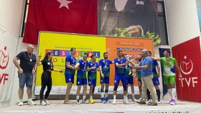 İzmit Belediyespor Veteran Erkek Voleybol Takımı Türkiye Şampiyonu oldu