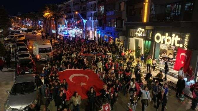 Karamürsel’de 19 Mayıs Coşkusu Gençliğin Enerjisiyle Kordonu Sardı