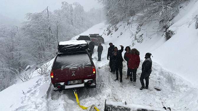 Karda mahsur kalanları Büyükşehir kurtardı