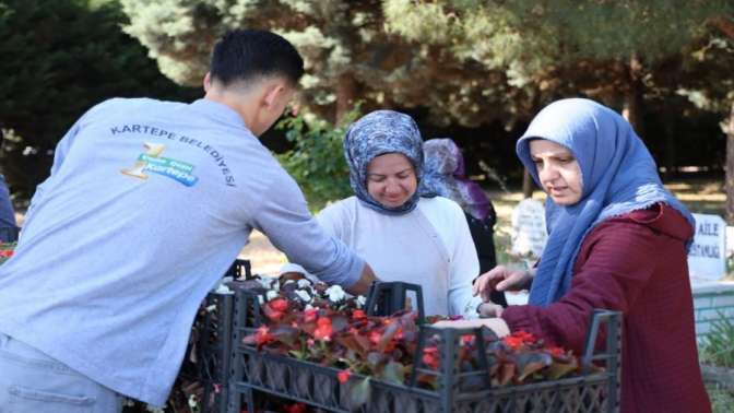 Kartepe Belediyesi’nden Mezarlıklarda Çiçek Dağıtımı