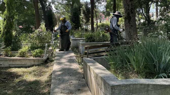Kartepe’de Bayram Öncesi Mezarlıklarda Temizlik Hassasiyeti