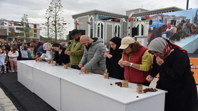 Kartepe kestane yeme ve tatlı yarışması büyük ilgi gördü