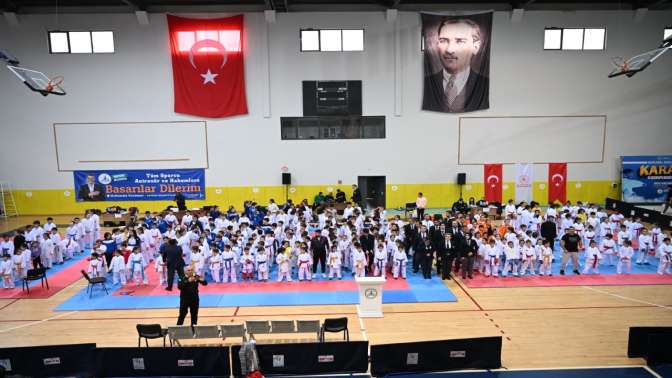 Kartepede karate şampiyonası ödülleri verildi