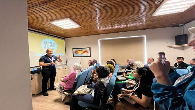 Kocaeli Büyükşehir, toplumun her kesimini bilinçlendiriyor; Deprem bölgesi öğretmenlerine afet eğitimi