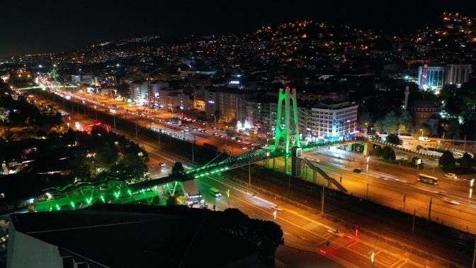 Kocaeli’nde üst geçitler yeşile büründü