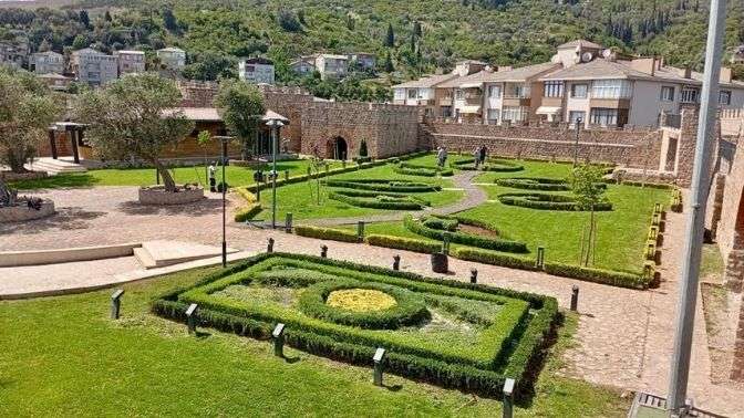 Körfez’in Yeşil Alanlarında Bakım Çalışmaları Sürüyor
