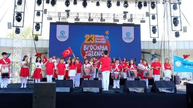 Milli İrade Meydanı çocukların neşesi ile cıvıl cıvıl