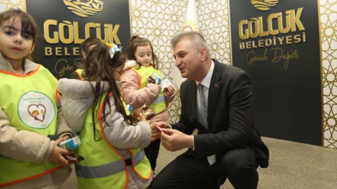 Miniklerden Başkan Sezere hediye