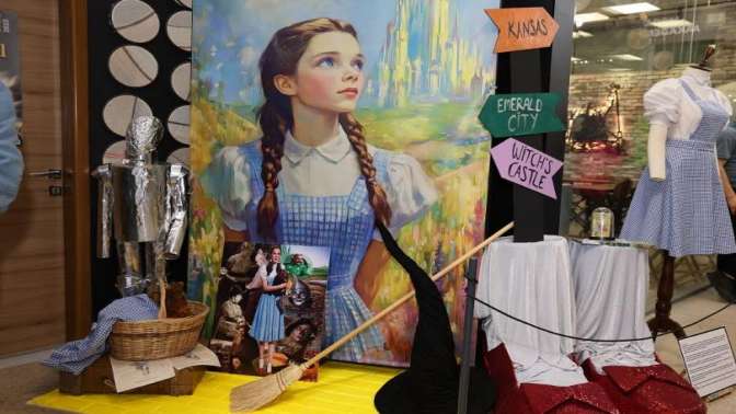Moda Akademisi’nde “Vitrin Bir Sahne” sergisi açıldı