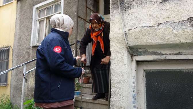 Nazire Teyze oyunu kullanacağı okula özel araçla götürüldü: Taksi tutmaya param yoktu