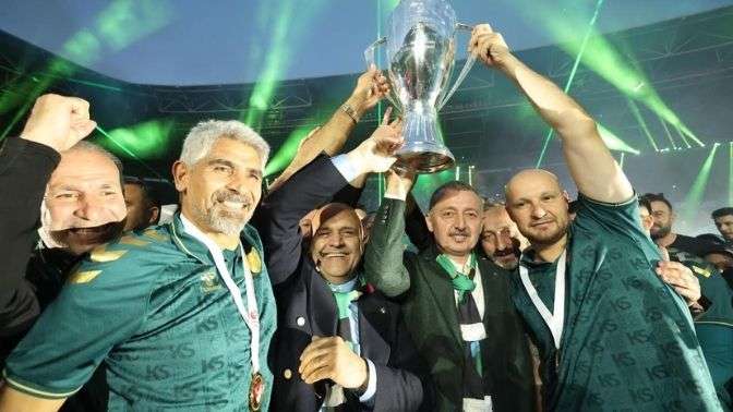 Şampiyon Kupası’nı kaldırdı! Büyükakın: En büyük pay taraftarın