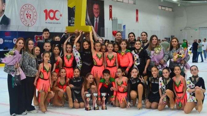 Samsun’da buzda tarih yazıldı: Elite Buz Sporcularından üçte üçlük zafer