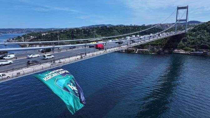 Şanlı Kocaelispor Bayrağı, İstanbul Boğazı’nda Büyükakın, tarihi anı canlı yayınladı