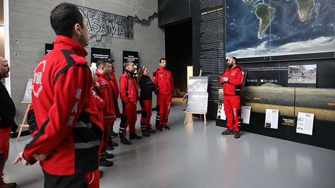 SAR, üyelerine 17 Ağustos Deprem Anma ve Farkındalık Müzesini tanıttı