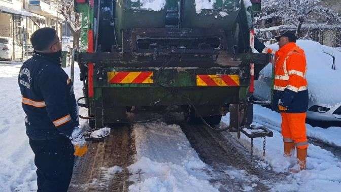 Temizlik çalışmaları kar kış demeden devam ediyor