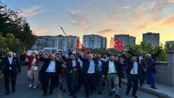 AK Parti, Gebze’de sokak sokak vatandaşlarla buluşup, gül dağıttı; “Gebze gümbür gümbür geliyor”