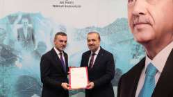AK Parti Kocaeli İl Başkanı Şahin Talus mazbatasını aldı