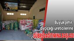 Başkan çiftçinin yüzünü güldürdü