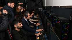 Başkan Kocaman, gençlerle Counter Strike oynadı