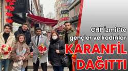 CHP İZMİT’TE GENÇLER VE KADINLAR KARANFİL DAĞITTI