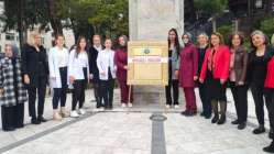 Ebeler Atatürk Anıtına çelenk bıraktı
