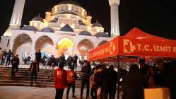 İzmit Belediyesi, Berat Kandilinde camilerde helva ikram etti