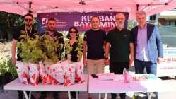 İzmit Belediyesi bu bayram arifesinde de mezarlıklarda binlerce fide dağıttı