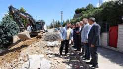 İzmit Belediyesi Huzur Sokak’ta istinat duvarı çalışmalarına aralıksız devam ediyor