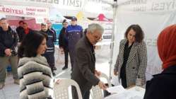 İzmit Kaymakamı Çelikkaya, İzmit Belediyesi Depremzede Destek Noktasını ziyaret etti