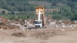 KBB İzmit Belediyesi'nin arazisine izinsiz moloz dökerken yakalandı!