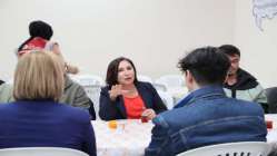 Kılıçdaroğlu, Anne Eli projesinden yararlanan gençlerin sofrasına konuk oldu