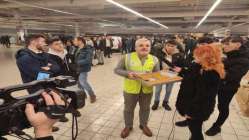 Tokatlılar Dernek Başkanı Turan Şahin'den gönüllülere baklava ikramı