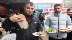 Trabzonlular’dan hamsi şöleni! Kocaeli’de 1 tondan fazla hamsi dağıtıldı