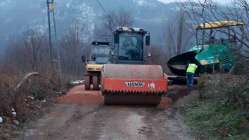 Yol Bakım Timi köy yollarını asfaltlıyor