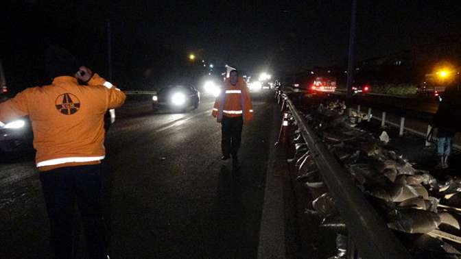 TIR devrildi, kuş yemi çuvalları yere saçıldı