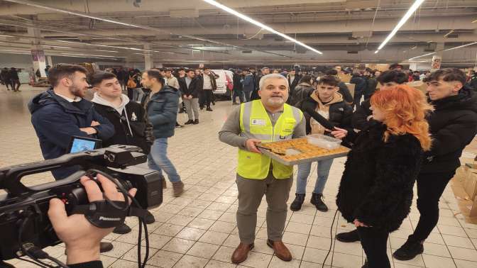 Tokatlılar dernek başkanı Turan şahinden gönüllülere baklava ikramı