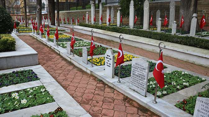 Türkiye’nin en bakımlı şehitliğinde çiçekler açtı