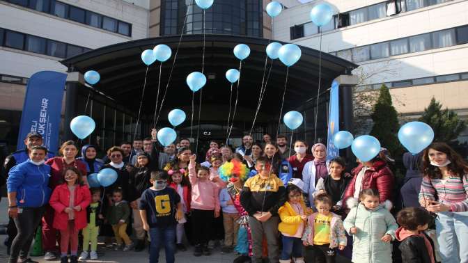 Umudun simgesi mavi balonlar gökyüzüne uçtu