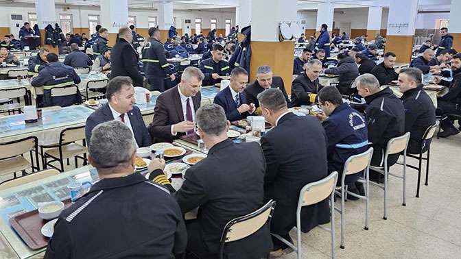 Vali Aktaş, Gölcük Tersanesi işçileri ile yemekte bir araya geldi