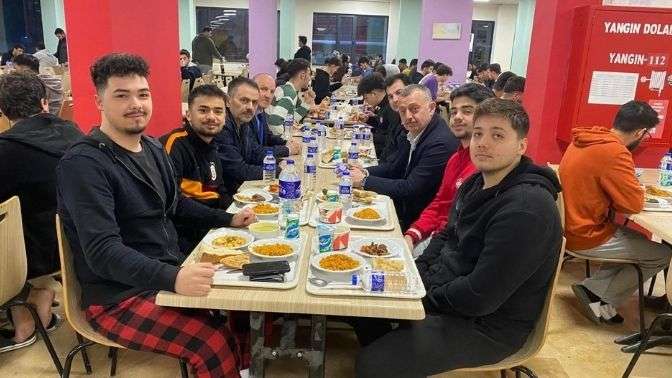 Vali Aktaş ve Büyükşehir Belediye Başkanı Büyükakın iftarda öğrencilerle buluştu