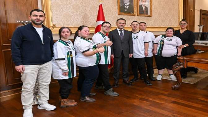 Vali İlhami Aktaş, Gölcük Down Sendromlular Derneğini konuk etti