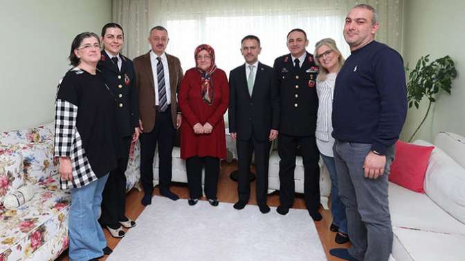 Vali İlhami Aktaş, Kocaeli Büyükşehir Belediye Başkanı Doç. Dr. Tahir Büyükakın ile birlikte Ayşe teyzeyi ziyaret etti