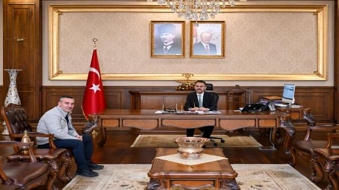 Vali İlhami Aktaş, Kocaelispor Taraftarı Efe Kartalın Babası Atakan Öztayı Konuk Etti