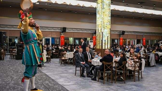 Vali İlhami Aktaş ve eşi Songül Aktaş, İftarını Çocuk Evleri Sitesinde kalan çocuklarla birlikte yaptı