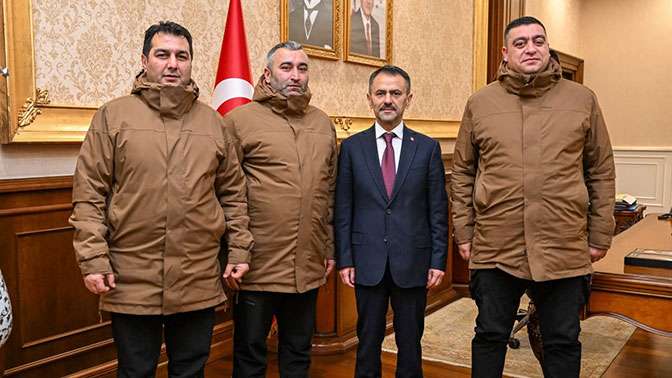 Vali İlhami Aktaş, ziyarete gelen vatandaşlarımızı kabul ediyor