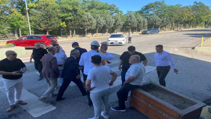 Yangın sonrası İZAYDAŞ’a giden İzmit Belediyesi Başkan Yardımcısı Celal Hülür engellenmek istendi