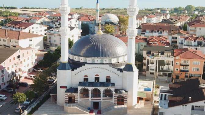 Yenisi yapıldı, hasarlı eski cami yıkıldı