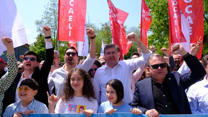 Yıldızlı, 1 Mayıs’ta işçilerle yürüdü: Bizim iktidarımızda emekçi hakkını alacak